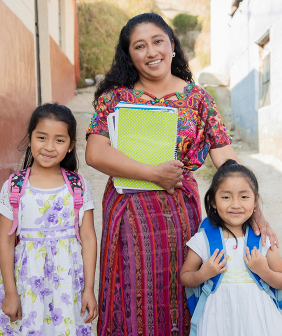 Frau mit Schulkindern in Guatemala