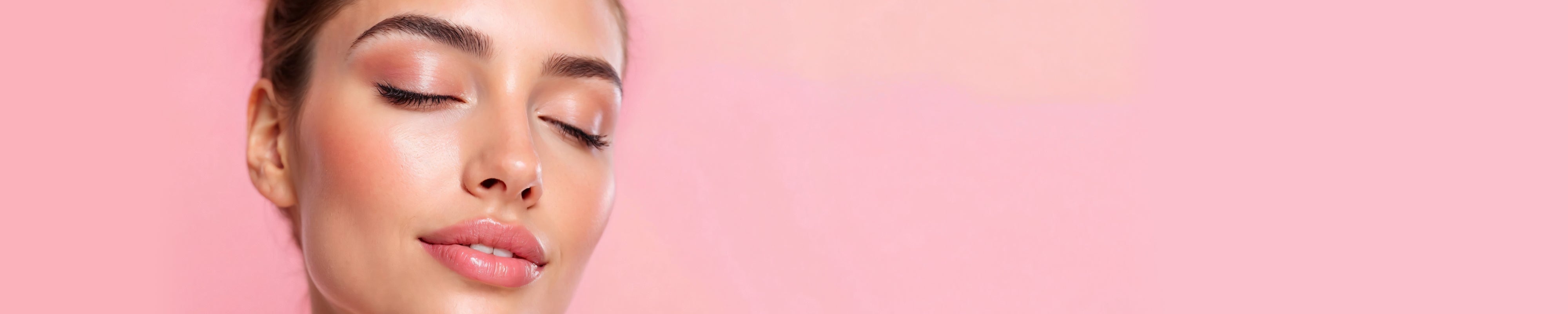 Gesicht Frau mit geschlossenen Augen und Lidschatten vor rosa Hintergrund