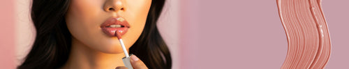 Close-up Lippen Frau mit braunen Haaren, trägt Lip Gloss auf, rosa Hintergrund, an der Seite Textur