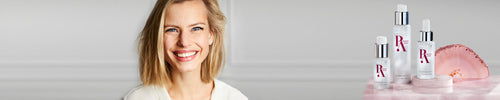 Nahaufnahme einer blonden Frau vor weißer Wand; seitlich die MALU WILZ Premium Aging Produktgruppe.