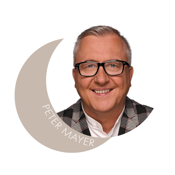 Ansprechpartner für Interessenten: Porträt von Peter Mayer mit Brille im runden Design-Element mit Namenszug.