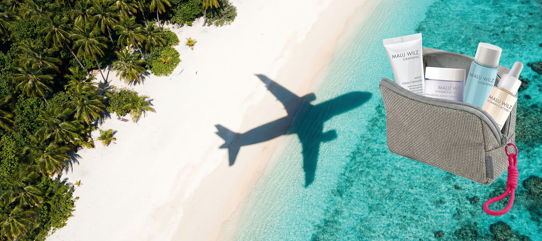 MALU WILZ Travel Size Promo: Kosmetiktasche mit Reisegrößen neben einem tropischen Strand mit Flugzeugschatten.