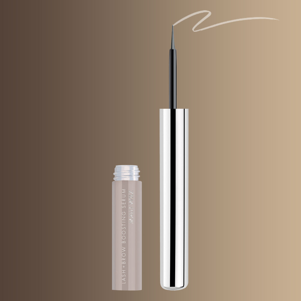 Malu Wilz Lash + Brow Boosting Serum in einem beigefarbenen Flakon mit silbernem Applikator.