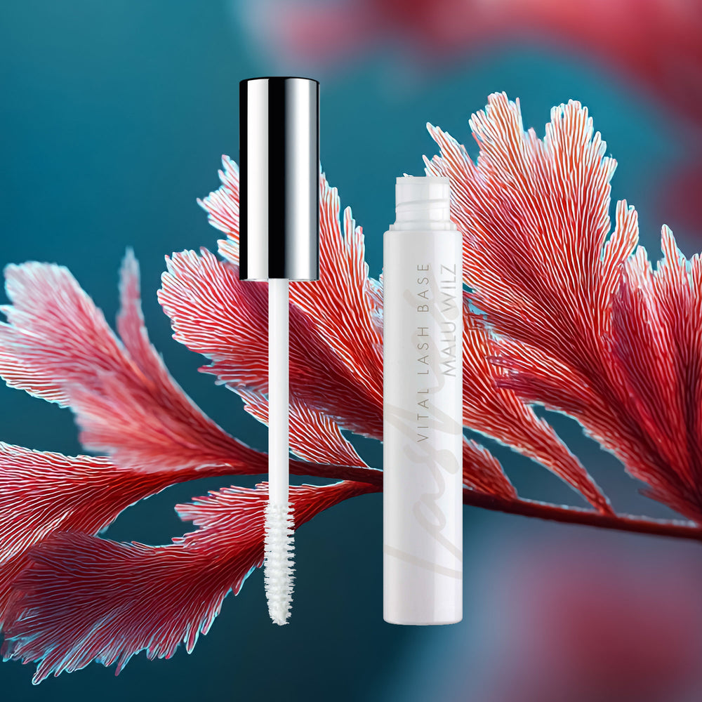 Malu Wilz Vital Lash Base Wimperngrundierung vor einem Hintergrund aus roten Korallenstrukturen.