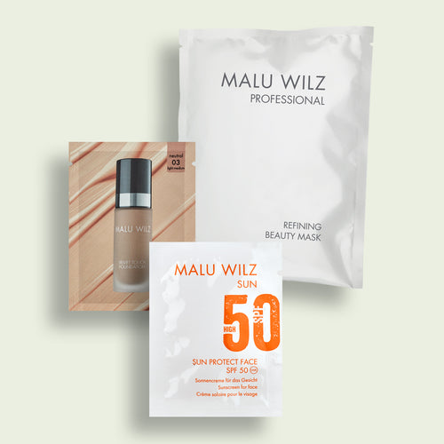Drei verschiedene Sachet-Produktproben von Malu Wilz: 'Velvet Touch Foundation', eine 'Refining Beauty Mask' und die Sonnencreme 'Sun Protect Face SPF 50'.