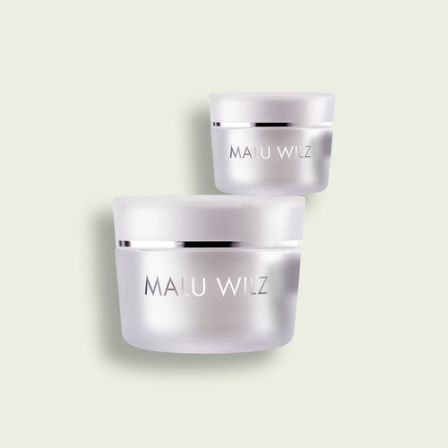 Zwei unterschiedlich große Malu Wilz Cremetiegel vor einem hellen Hintergrund.