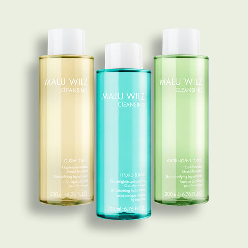 Drei Malu Wilz Gesichtswasser-Flaschen in unterschiedlichen Farben: Glow Tonic, Hydro Tonic und Astringent Tonic.