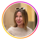 Blonde Frau mit Sonnenbrille in den Haaren und beigem Pullover