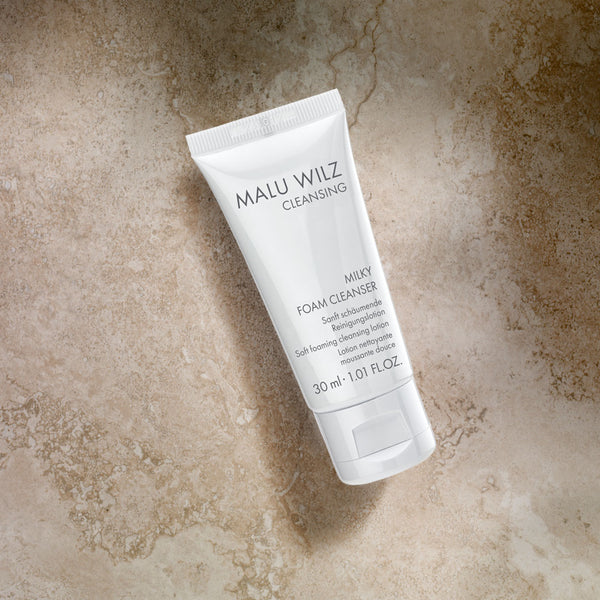 MALU WILZ Cleansing Milky Foam Cleanser (30 ml) – Sanft schäumende Reinigungslotion auf beigem Marmor-Hintergrund